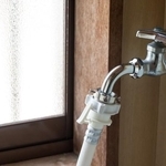 洗濯機に繋がる水道蛇口※画像はイメージです（varts/stock.adobe.com）