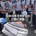 うちわであおぐ6人の男子学生たち。投稿主は何度も「ありがとう」と繰り返した／オヘイガン亜季さん（@aki_ohagan）提供