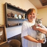 そら豆を抱っこする石橋さん