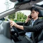 つい運転しながら電話に出てしまう…　※画像はイメージです（Kawee/stock.adobe.com）