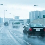 車に損害が生じた自然災害は「大雨・ゲリラ豪雨」が最多　※画像はイメージです（naka/stock.adobe.com）