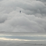 雲の中から東京スカイツリーの最頂部が突き出ている…！（画像提供：ぐるぐるうづまきさん）