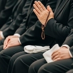 子どもと葬儀参列はマナー違反？※画像はAIが作成したイメージです（sparker/stock.adobe.com）