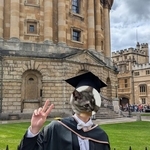 オックスフォード大で修士号を取得したしのさん（しのさん提供）