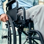 災害時、車椅子での避難は？※画像はイメージです（Valerii Apetroaiei/stock.adobe.com/）