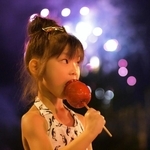 屋台で買ってないりんご飴食べちゃった…　※画像はイメージです（ちゃぁみい/photoAC）