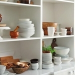 この人の食器棚を見てみたい！芸能人ランキング ※画像はイメージです（Africa Studio/stock.adobe.com）