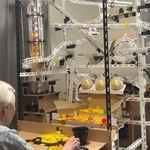 自宅で完成した巨大「ガリレオファクトリー」を前に、メダルを投入して遊ぶ93歳の祖母／SANさん（@SanKun_Medal）提供