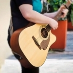 駅前での路上ライブにより信号音やエレベーターのアナウンスがかき消されるという（photoACより「丸岡ジョー」さん撮影、イメージ画像）