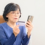 シニア女性にも現金離れの傾向　※画像はイメージです（kapinon/stock.adobe.com）