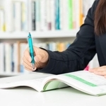 勉強をする社会人　※写真はイメージ（yukinoshirokuma/stock.adobe.com）