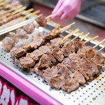 屋台やコンビニで発生している偽装問題　※画像はイメージです（あんみつ姫/stock.adobe.com）