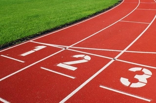 人間の両手両足を使って動物のように走る「四足走行」（Riad Seif - jarma/stock.adobe.com）