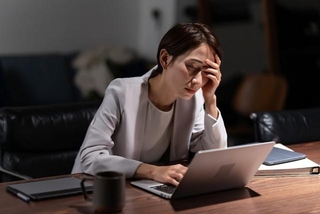 月の合計残業時間について多いと感じるラインは？　※画像はイメージです（naka/stock.adobe.com）