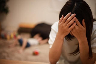 ひとり親家庭であることが理由で、「理不尽な状況や嫌な思いをした経験がある」7割近く　※画像はイメージです（yamasan/stock.adobe.com）