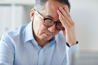 50代以上の未婚男性の約7割が「将来に不安」※画像はイメージです（Syda Productions/stock.adobe.com）