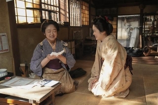 母・フミ（池脇千鶴）とトキ。奥に寝転んでいるのが父・司之介（岡部たかし）。松野家のシーンはこのドラマの見どころ　(C)NHK