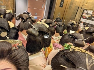 15人の芸妓がエレベーターに…（有馬芸妓提供）