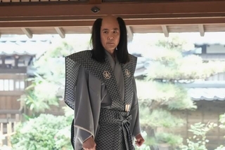 トキ（髙石あかり）の見合いを今度こそ成功させようと、ざん切り頭で登場した司之介（岡部たかし）　(C)NHK