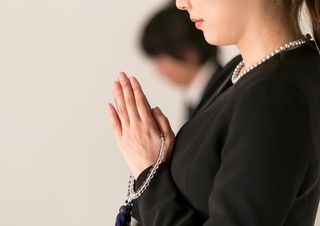 葬儀の「平服でお越しください」は、何を着るのが正解？※画像はイメージです（naka/stock.adobe.com）