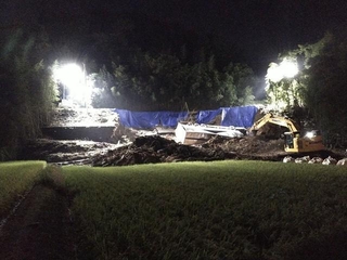 8月25日。夜間も照明車が照らす中、作業は続けられた。