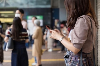 マッチングした相手と会うまでの理想のタイミングは？　※画像はイメージです（paru/stock.adobe.com）