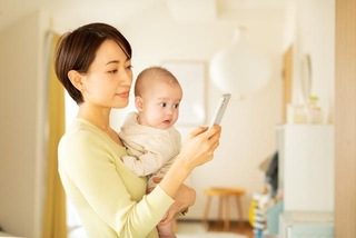 恋愛が孤独の解消と子育ての活力につながる　※画像はイメージです（mirahands/stock.adobe.com）