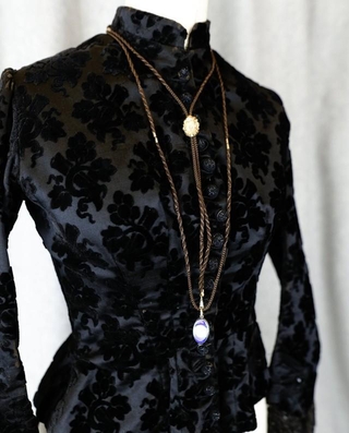 美しいこのネックレスがまさか人毛で出来ているなんて…（長谷川彰良さん提供）