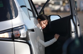 ドア開けバックは危険！※画像はイメージです（yamasan/stock.adobe.com）
