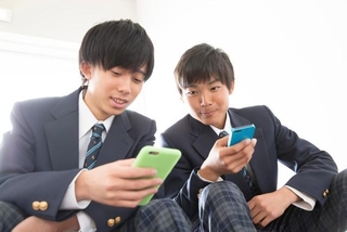 「若者のLINE離れ」の実態は？　※画像はイメージです（Paylessimages/stock.adobe.com）