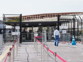 解体準備が進むスタッフ用ゲートと大屋根リング