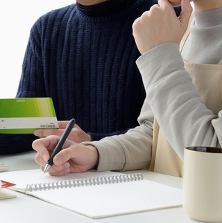 なんで社長の奥さんが経理をやってるの？　※画像はイメージです（takasu/stock.adobe.com）