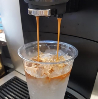コーヒーマシンで間違えたボタンを押してしまった…　※画像はイメージです（Phileator/stock.adobe.com）