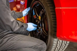 車のパンクに関する疑問について現役の整備士が解説　※画像はイメージです（take mego/stock.adobe.com）