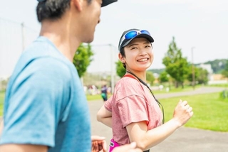 ランニングをする男女※画像はイメージです （One/stock.adobe.com）