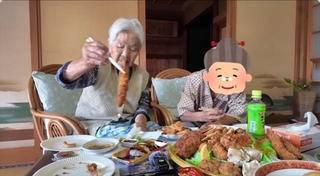 大きなエビフライ  一匹よばれっかな♪....YouTubeチャンネル「最強ばあちゃんときどき玄孫」より