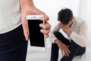 浮気調査の証拠は“写真”で十分？　※画像はイメージです（kei907/stock.adobe.com）