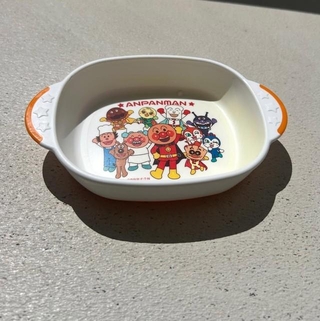 「太陽の勝ち～」アンパンマン皿のカレー染みが“太陽の力”で真っ白に…！SNSで反響広がる“天日干しハック”「知らなかった！今年一の有益情報！！」