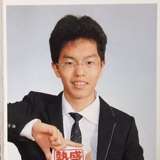 ボサボサ髪で無理にヒゲを生やしていた男性→7年後「本当の自分」に近づいたノンバイナリーモデルの衝撃の姿に「素晴らしい」「こうも変わるもんか」