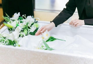 「棺に入れて大丈夫？」故人への想いが裏目に…葬儀社が解説する【副葬品にできないもの】