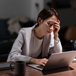 月の合計残業時間について多いと感じるラインは？　※画像はイメージです（naka/stock.adobe.com）