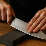 包丁などの刃物を研ぐ道具として知られている「砥石」※画像はAIが作成したイメージです（Sebastian/stock.adobe.com）