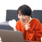 約8割が「交際・結婚後も推し活（応援）は続けたい」　※画像はイメージです（metamorworks/stock.adobe.com）