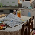 地元新聞がかけられていた食卓　新聞をめくると…／さくさん（@saku_to_inu）提供