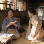 母・フミ（池脇千鶴）とトキ。奥に寝転んでいるのが父・司之介（岡部たかし）。松野家のシーンはこのドラマの見どころ　(C)NHK