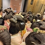 15人の芸妓がエレベーターに…（有馬芸妓提供）