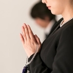 葬儀の「平服でお越しください」は、何を着るのが正解？※画像はイメージです（naka/stock.adobe.com）