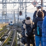 電車を取るために大勢の人が…　※画像はイメージです（toshi007/stock.adobe.com）