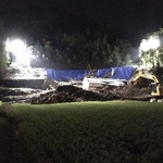 8月25日。夜間も照明車が照らす中、作業は続けられた。