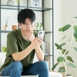 ハラスメントとみなされやすい行動は「業務時間外のLINE連絡」が最多　※画像はイメージです（pain au chocolat/stock.adobe.com）